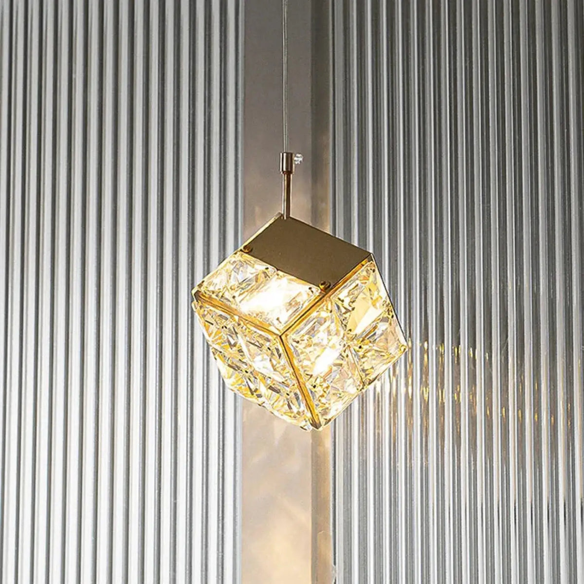 Suspension en Cristal et Structure Dorée – Dério