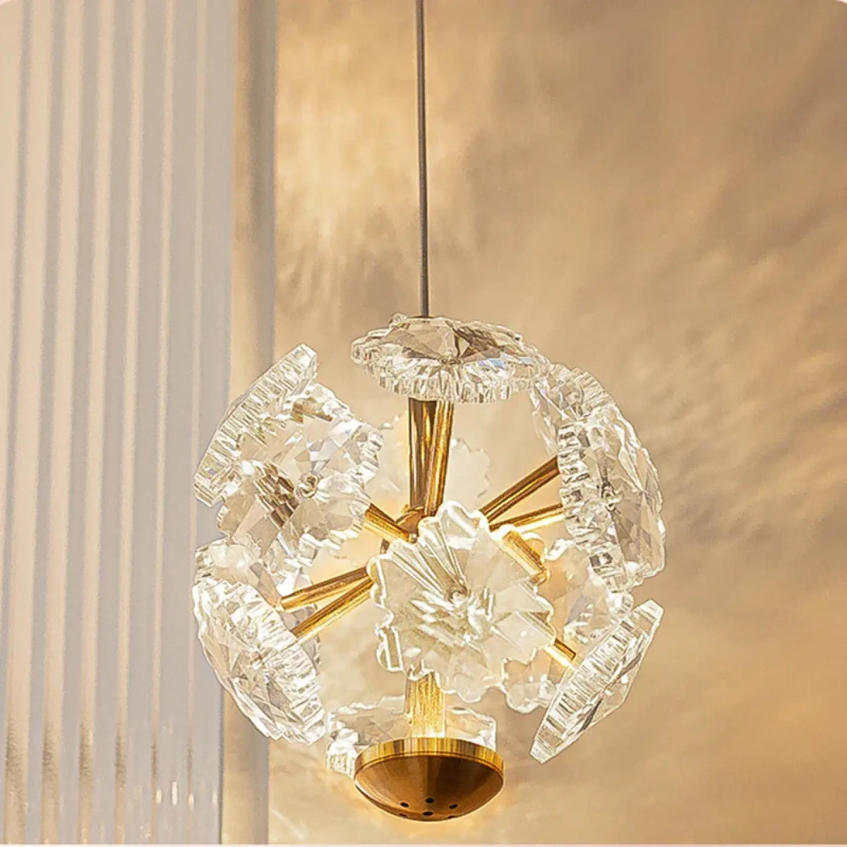 Suspension en Cristal et Structure Dorée – Dério