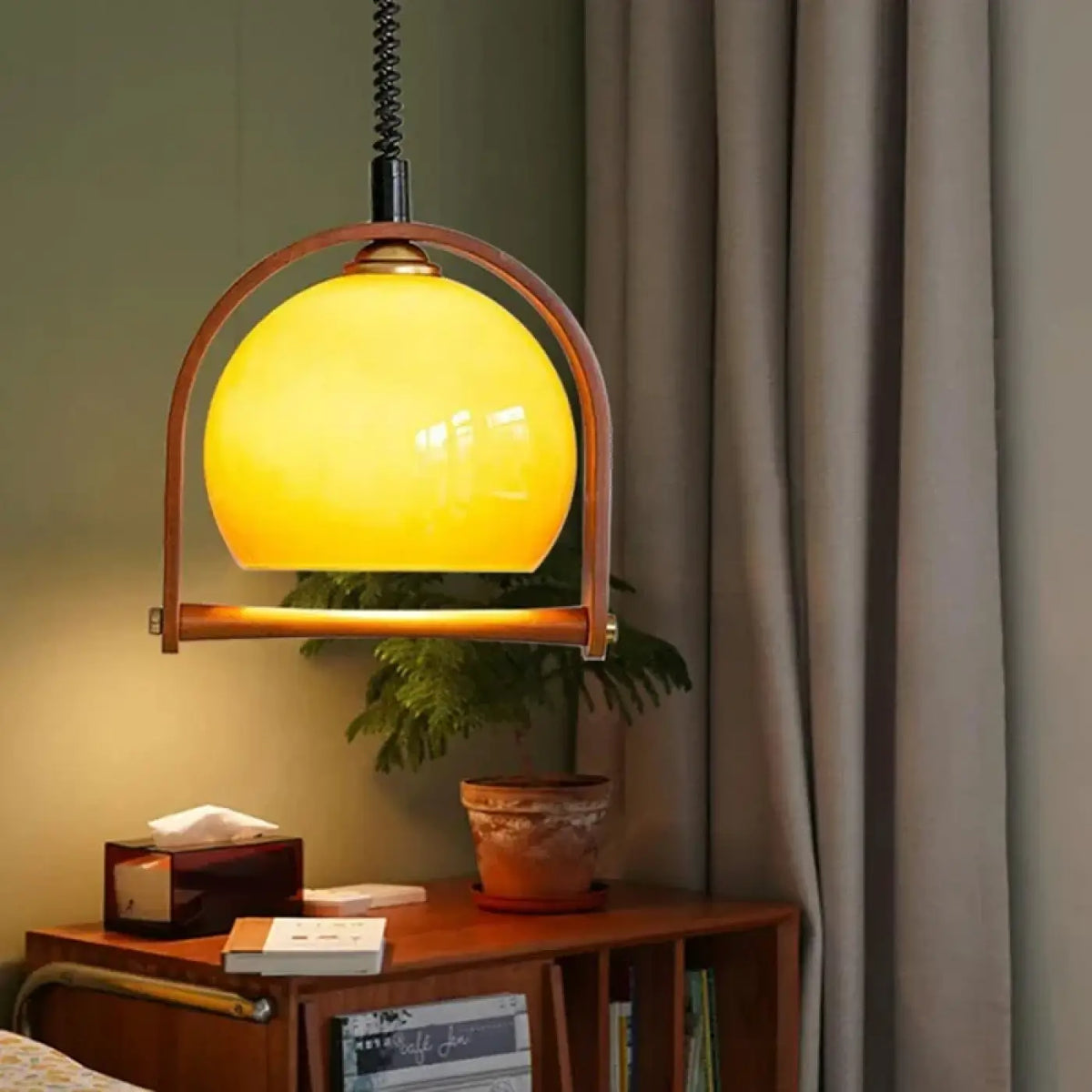 Suspension Demi-Sphère Ambre et Métal Noir – Lémia