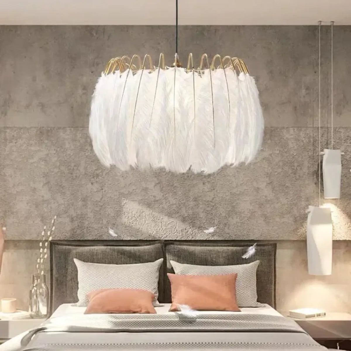 Suspension Plumes Blanches et Structure Dorée – Kosette