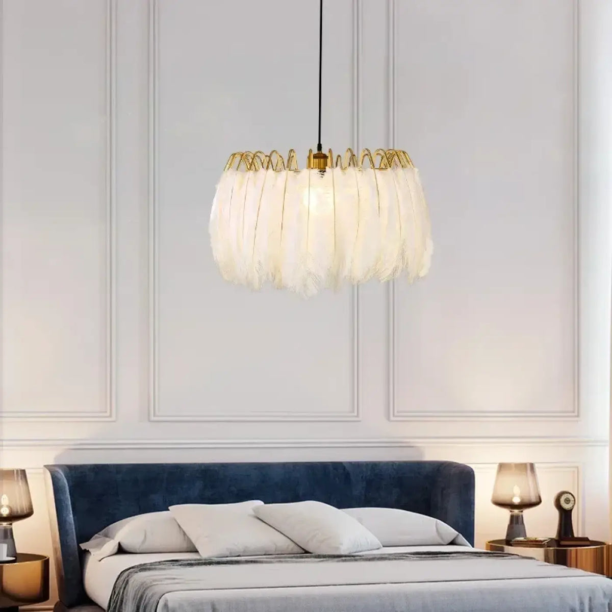 Suspension Plumes Blanches et Structure Dorée – Kosette