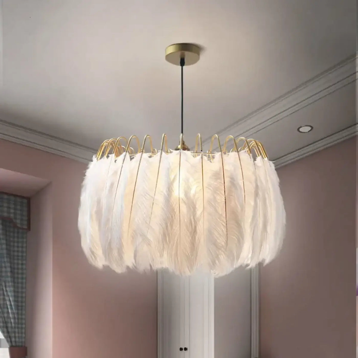 Suspension Plumes Blanches et Structure Dorée – Kosette