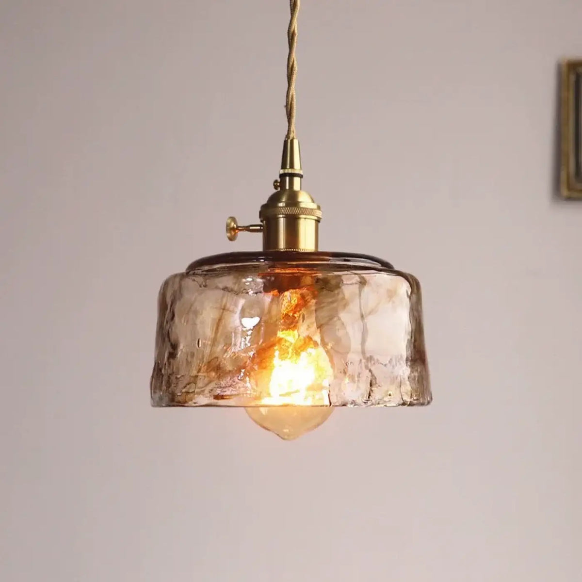 Suspension Art Déco Verre Ambré Texturé – Bodine