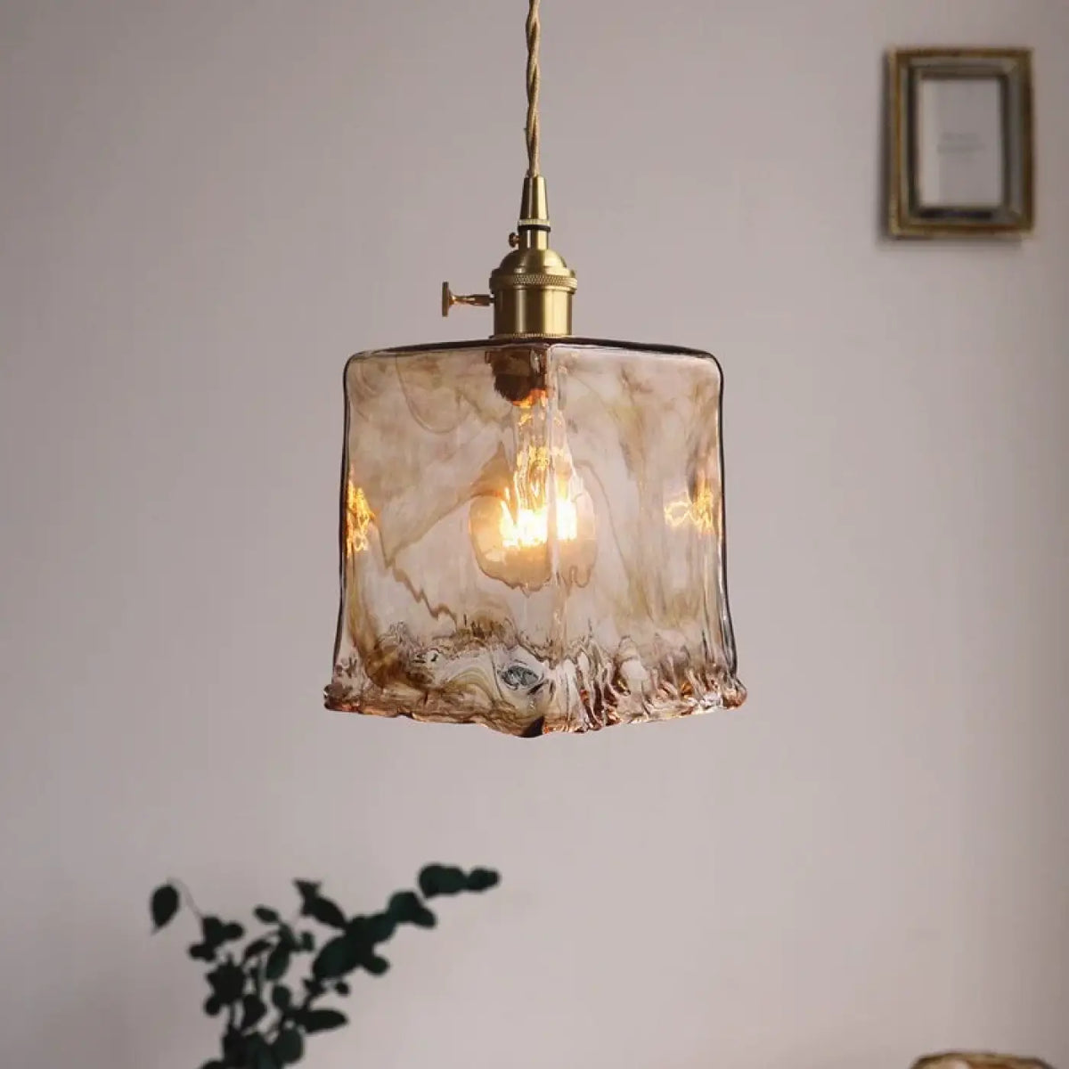 Suspension Art Déco Verre Ambré Texturé – Bodine