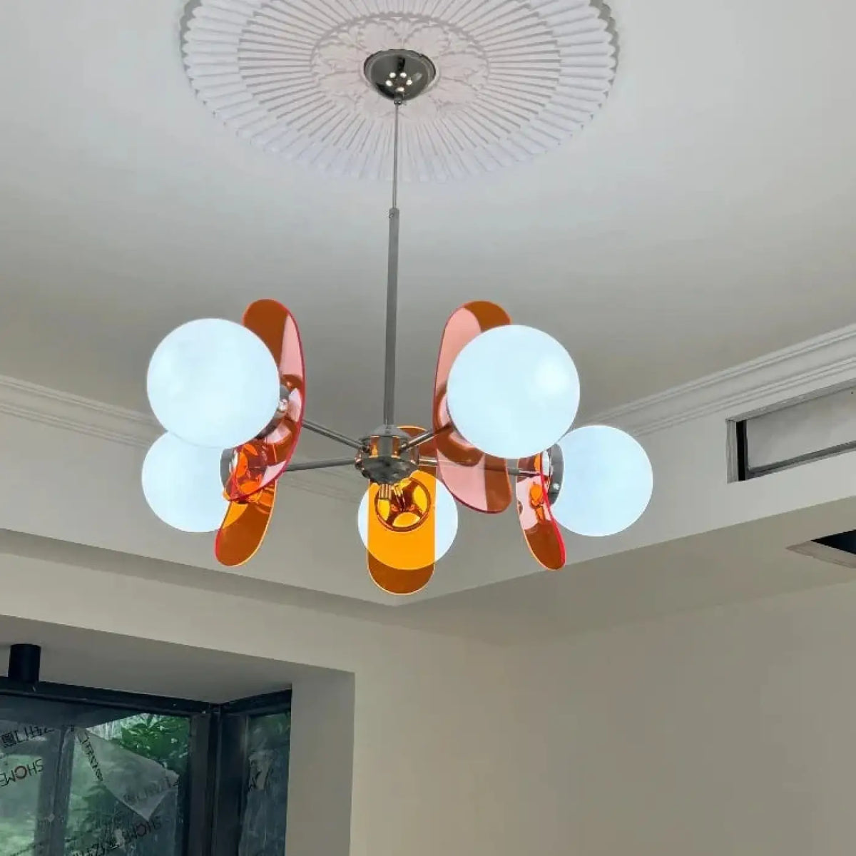 Suspension Globes Opalins et Panneaux Ambrés – Fidane