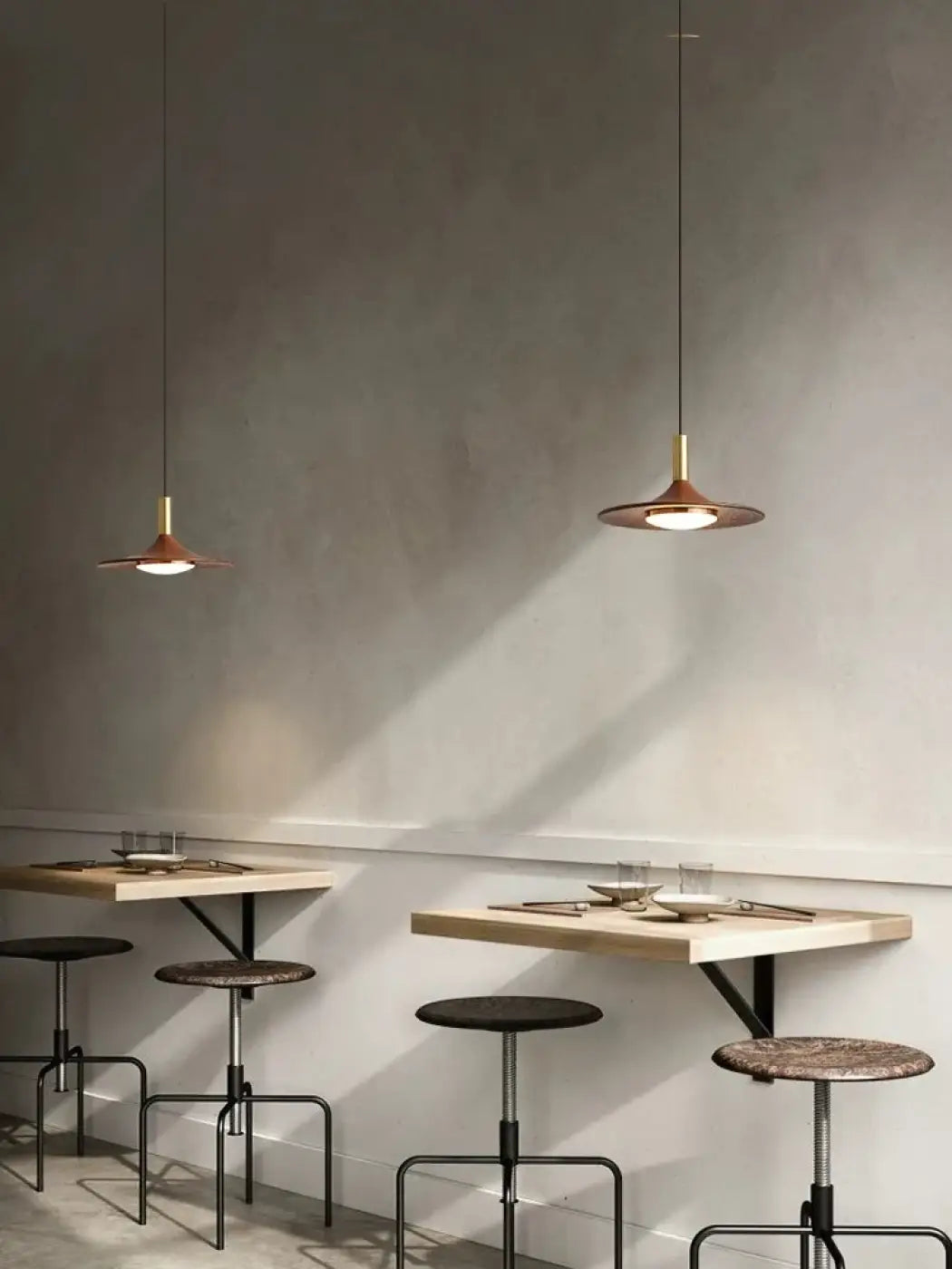 Suspension Contemporaine Élancée en Métal – Dovio