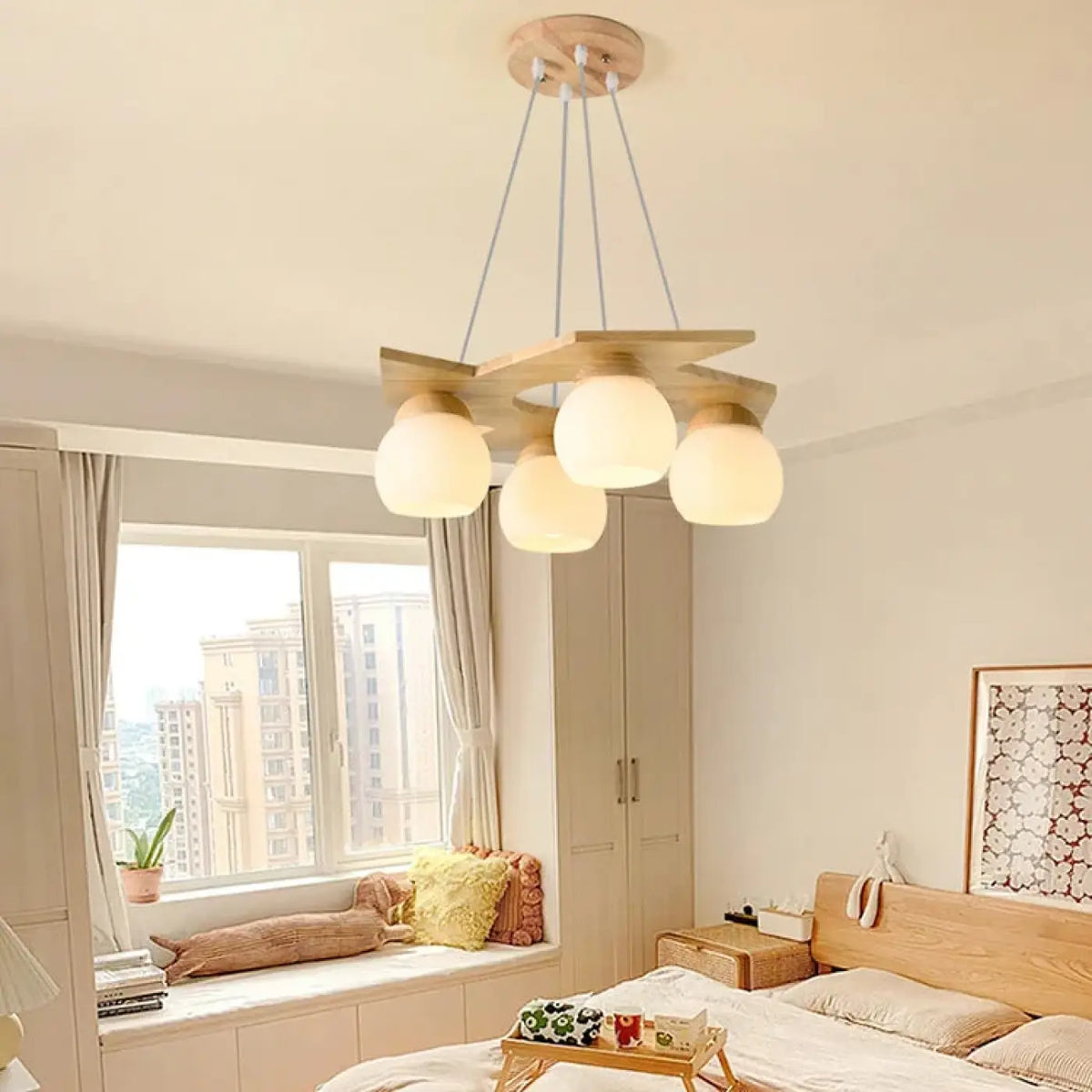 Suspension en Bois et Globes Opalins – Plisa