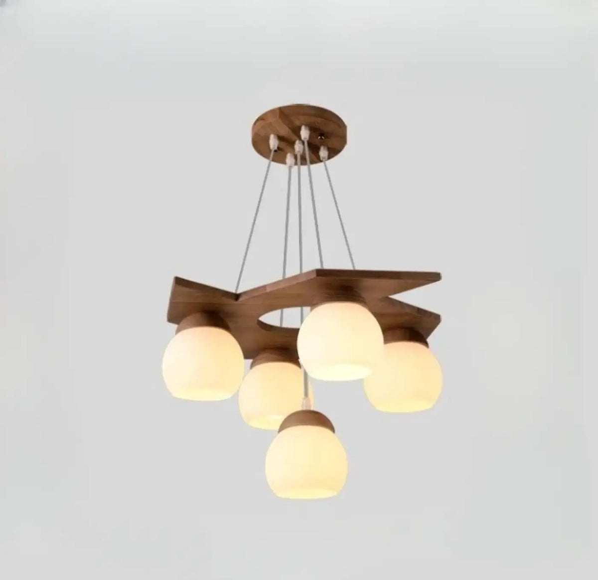 Suspension en Bois et Globes Opalins – Plisa