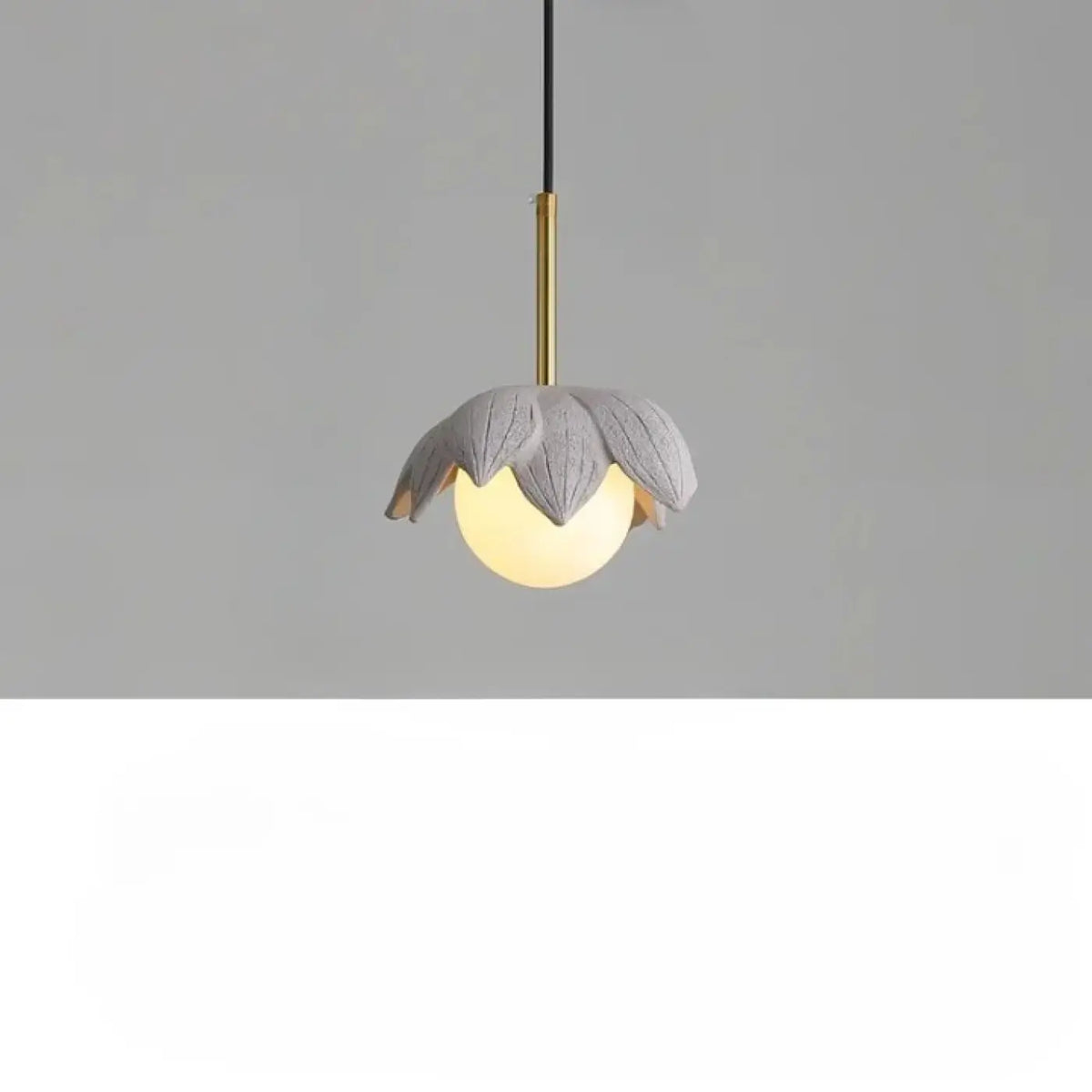 Suspension Florale à Globe Opalin – Fovan