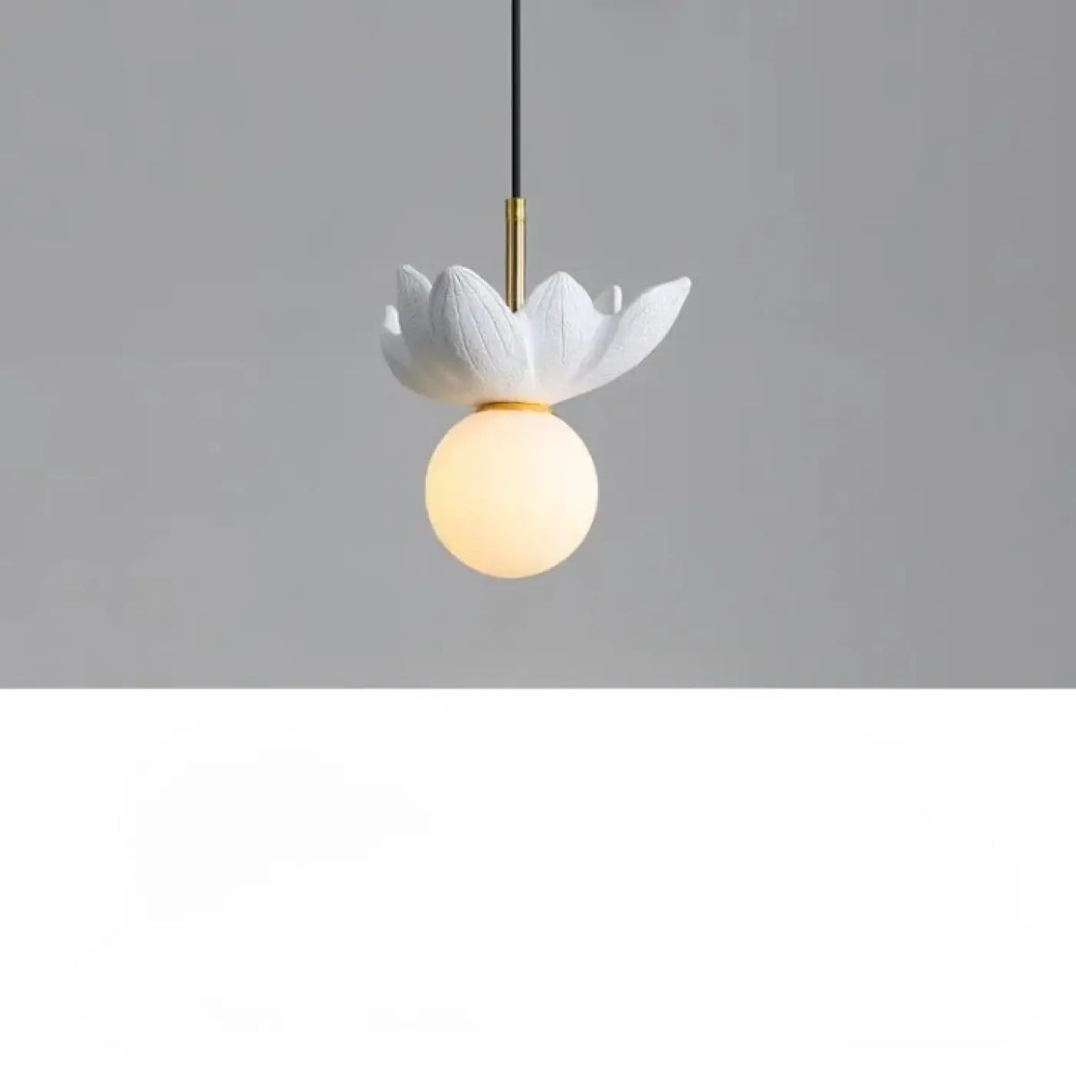 Suspension Florale à Globe Opalin – Fovan