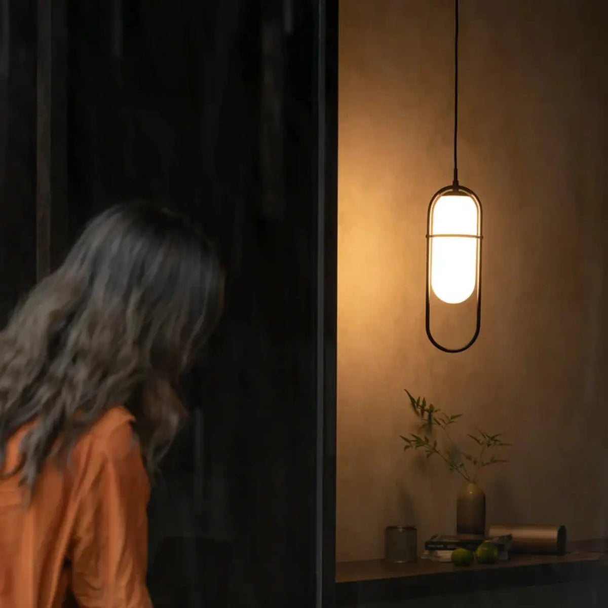 Suspension Métal Doré et Verre Blanc – Nila