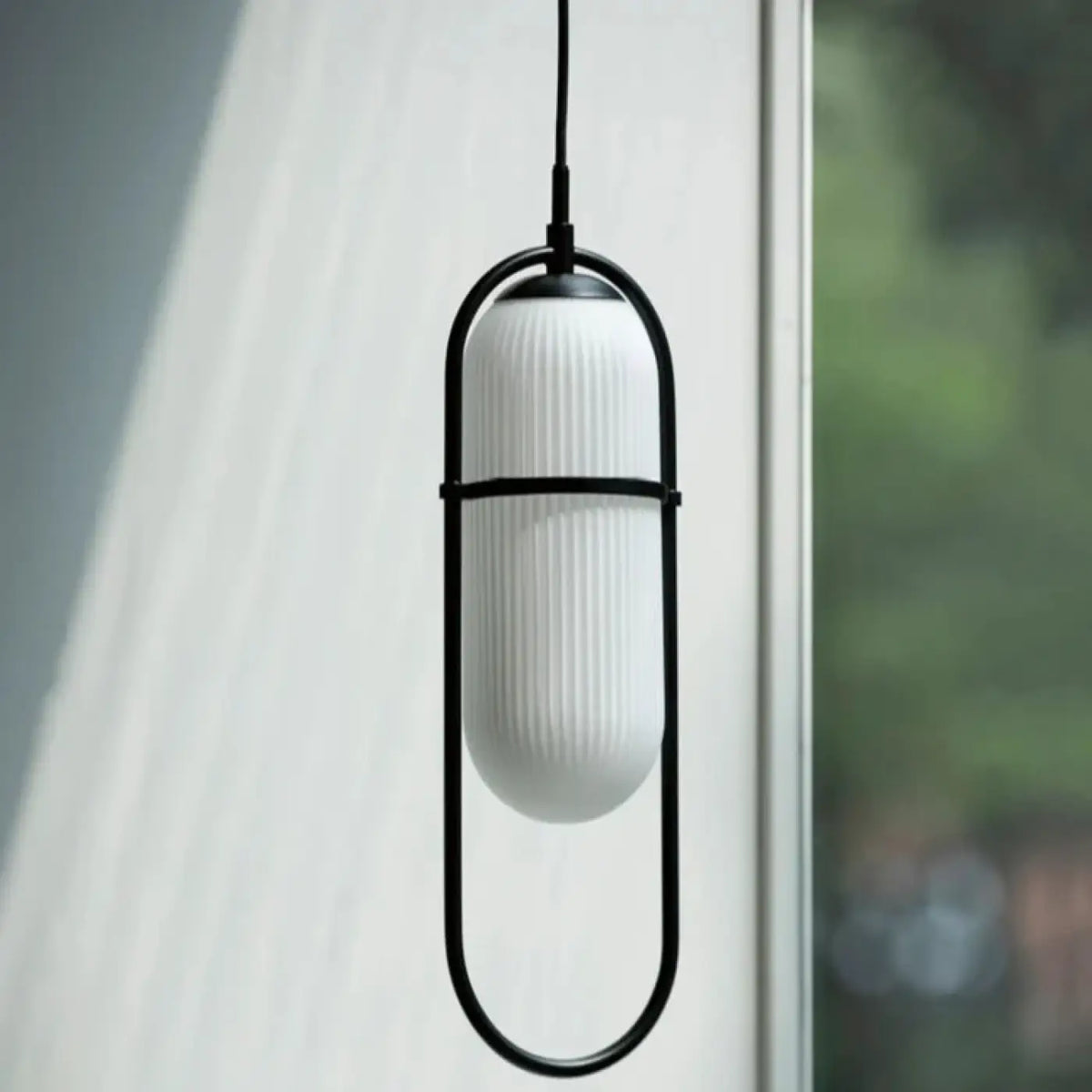 Suspension Métal Doré et Verre Blanc – Nila
