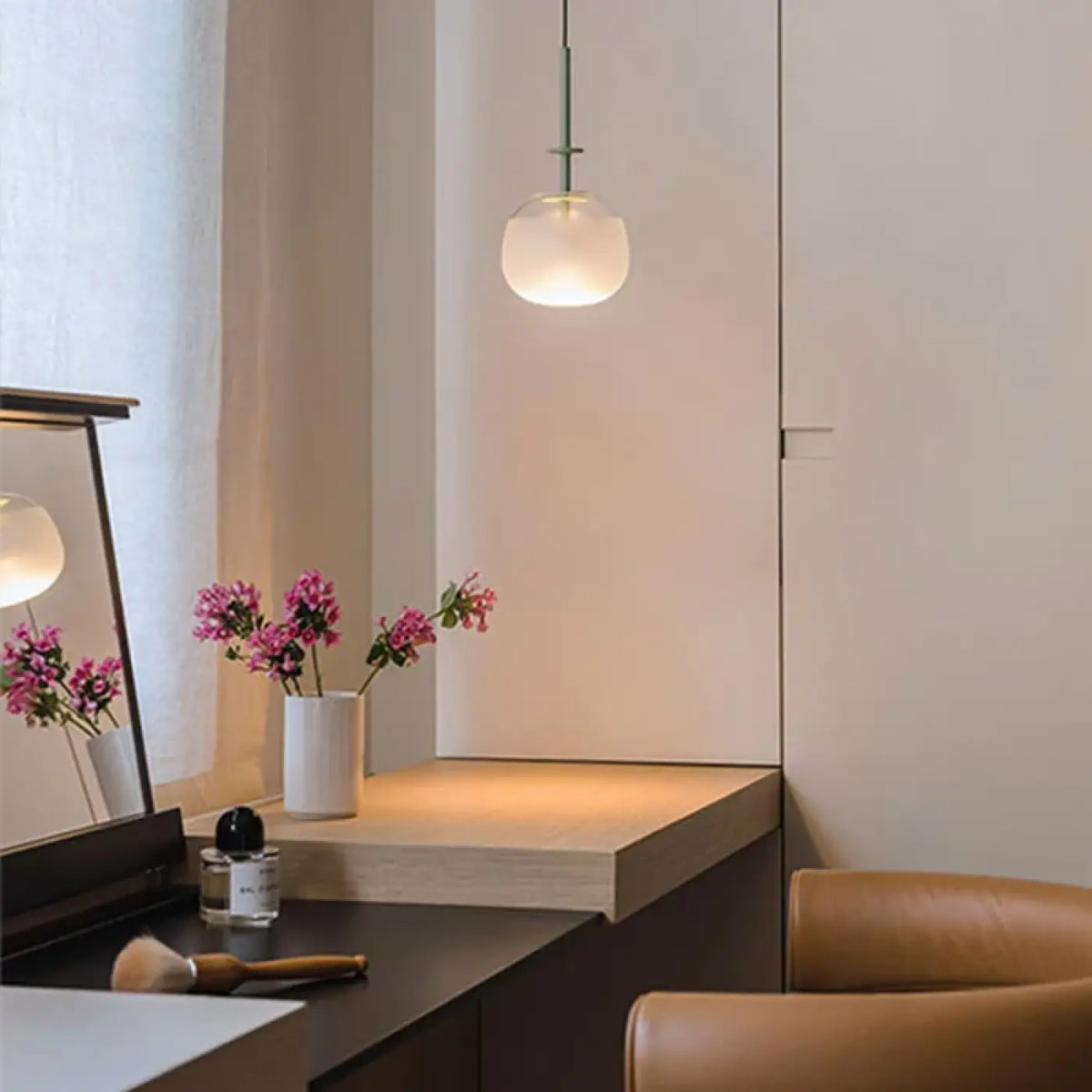 Suspension en Verre Blanc aux Courbes Douces – Zoman