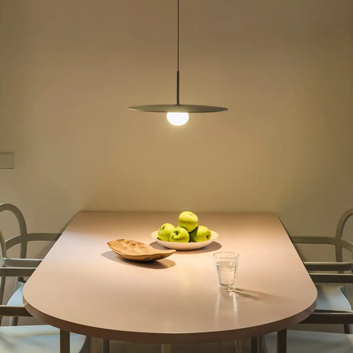 Suspension en Verre Blanc aux Courbes Douces – Zoman