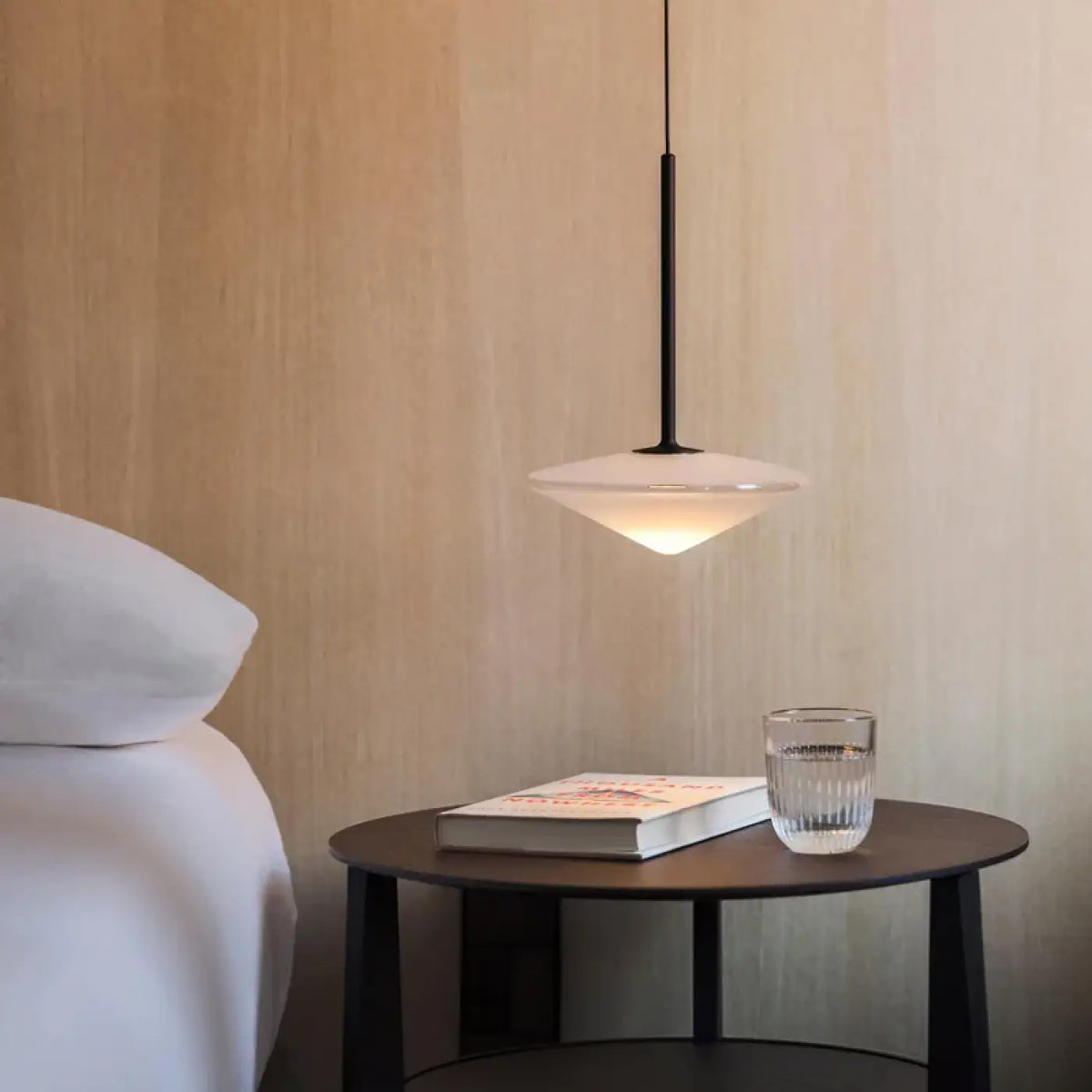 Suspension en Verre Blanc aux Courbes Douces – Zoman