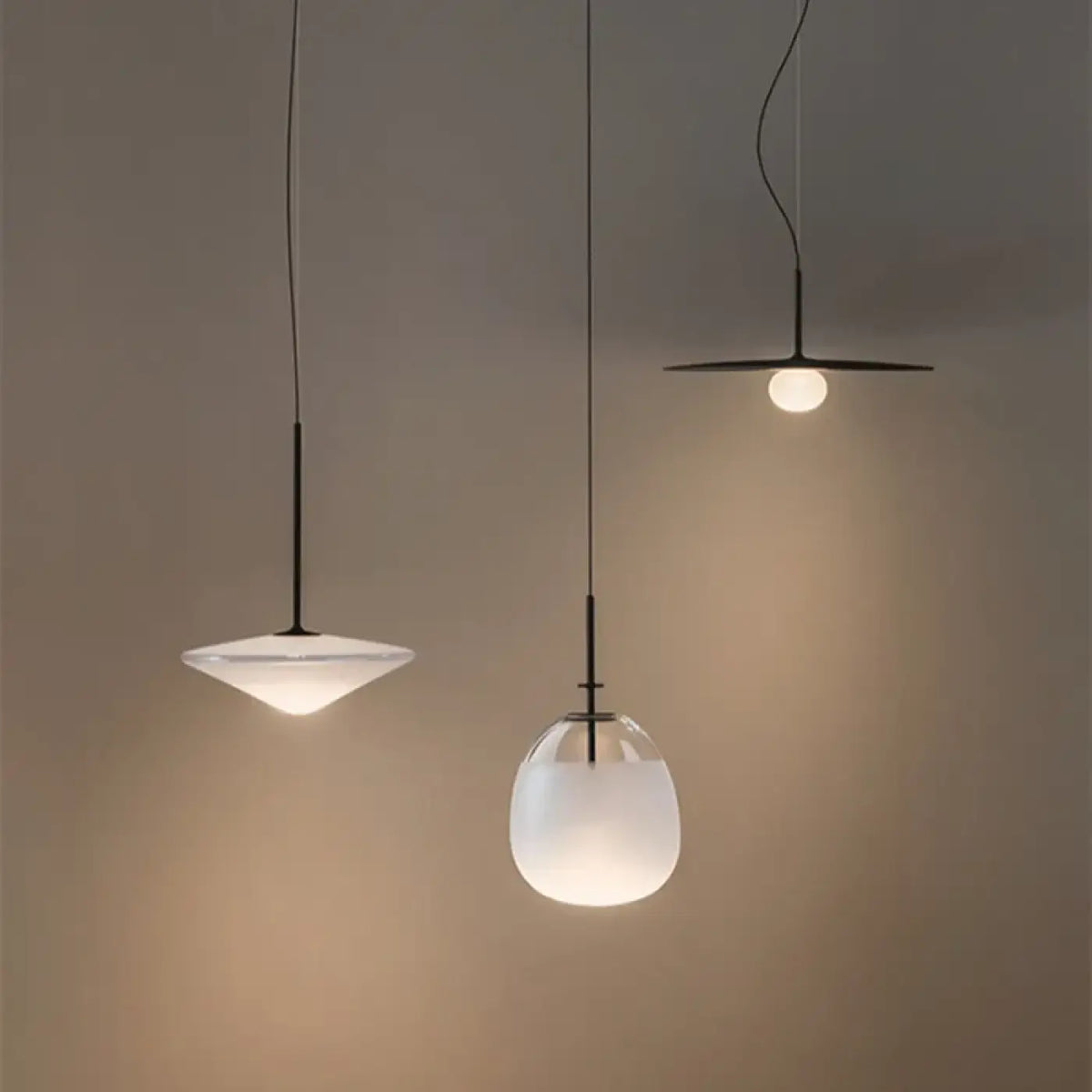 Suspension en Verre Blanc aux Courbes Douces – Zoman