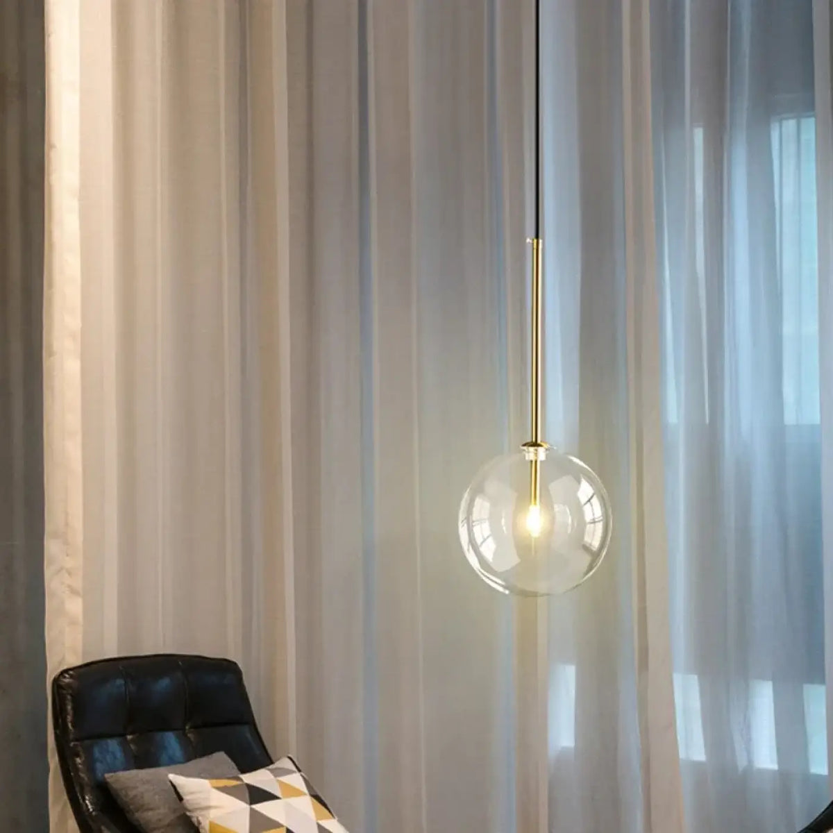 Suspension Dorée Boule en Verre – Lario