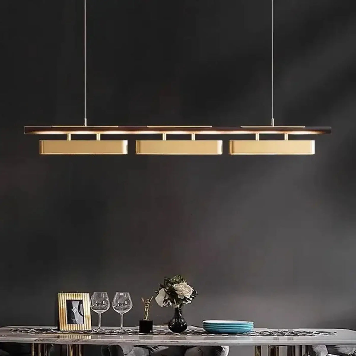 Suspension Linéaire à Trois Plaques Dorées – Favine