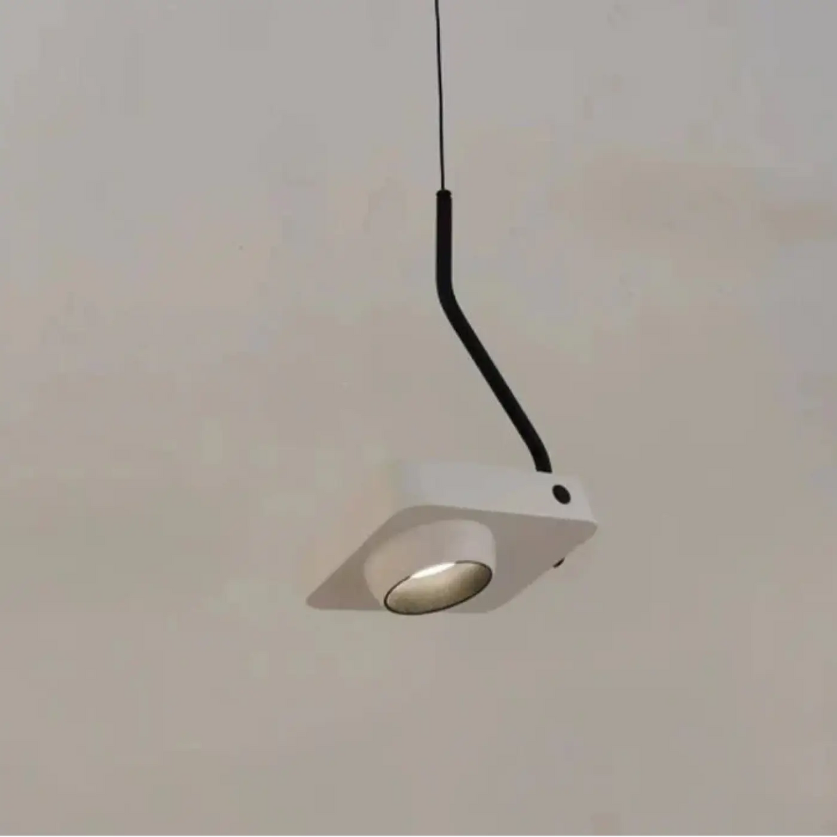 Suspension Minimaliste à Lumière Ciblée – Sidane