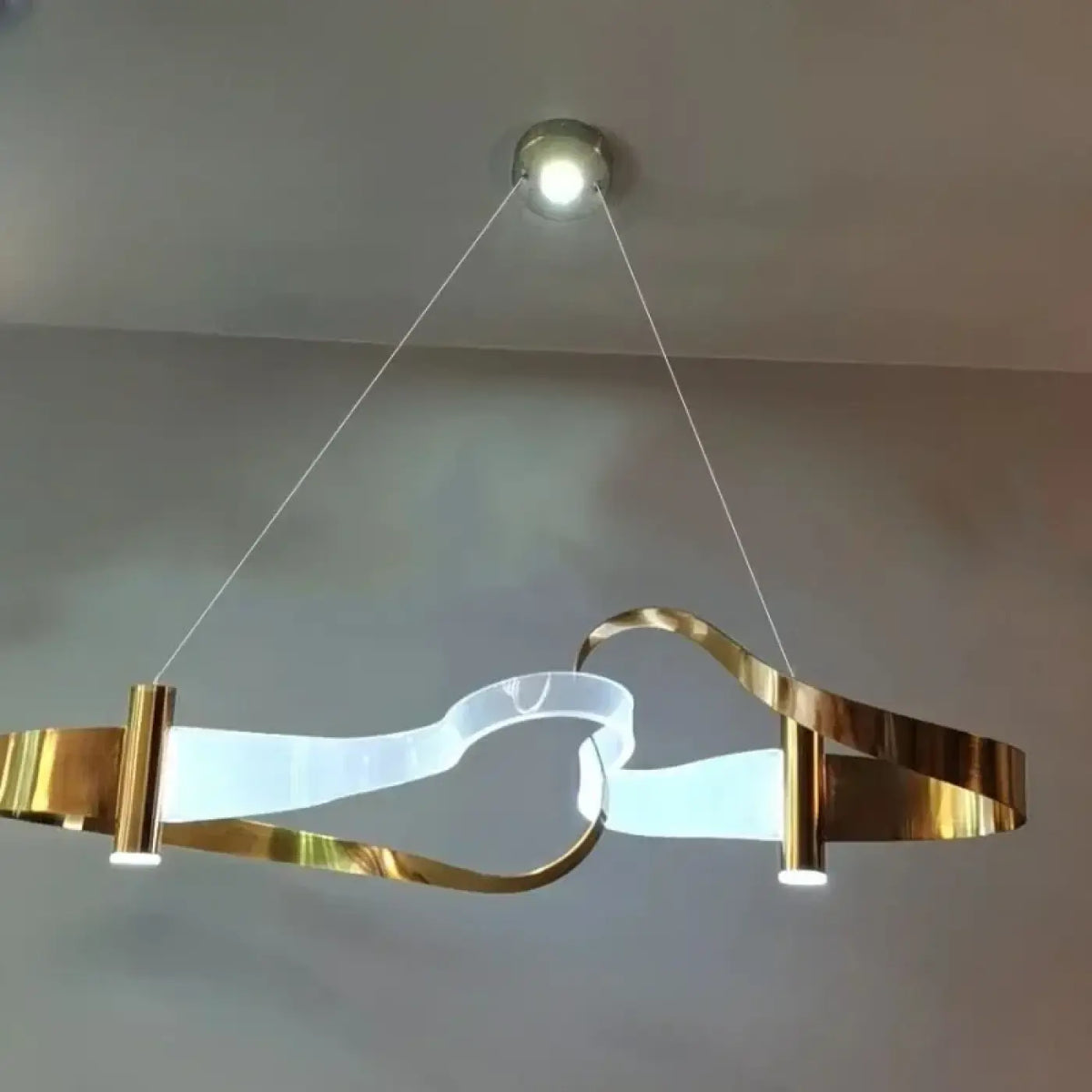 Suspension Ondulée en Métal Doré – Nomio