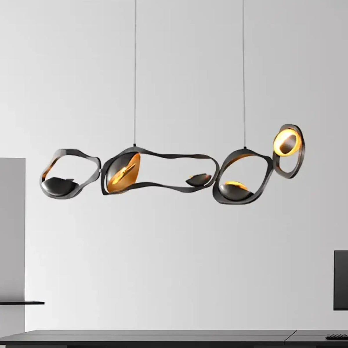 Suspension Noir et Doré Futuriste – Bidette