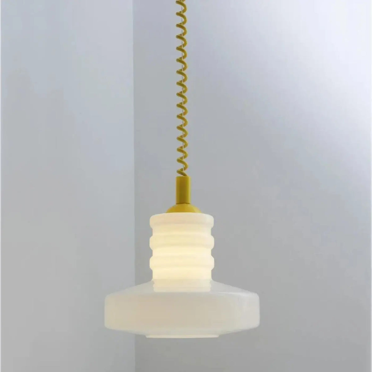 Suspension Rétro en Verre Opalin – Lomis
