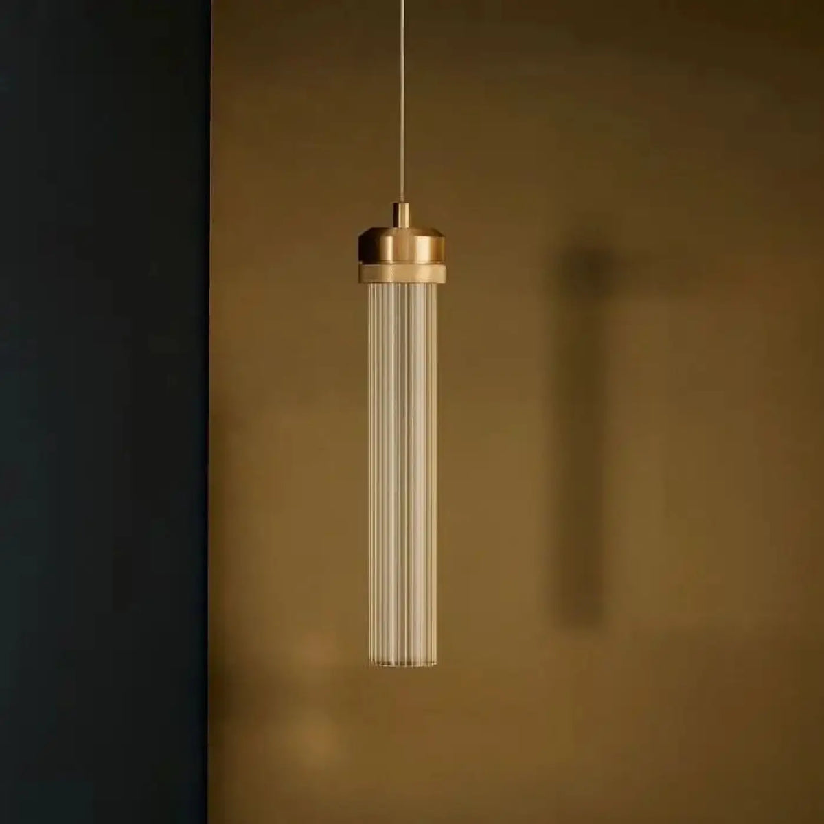 Suspension en Verre Rainuré et Laiton Doré – Grerio