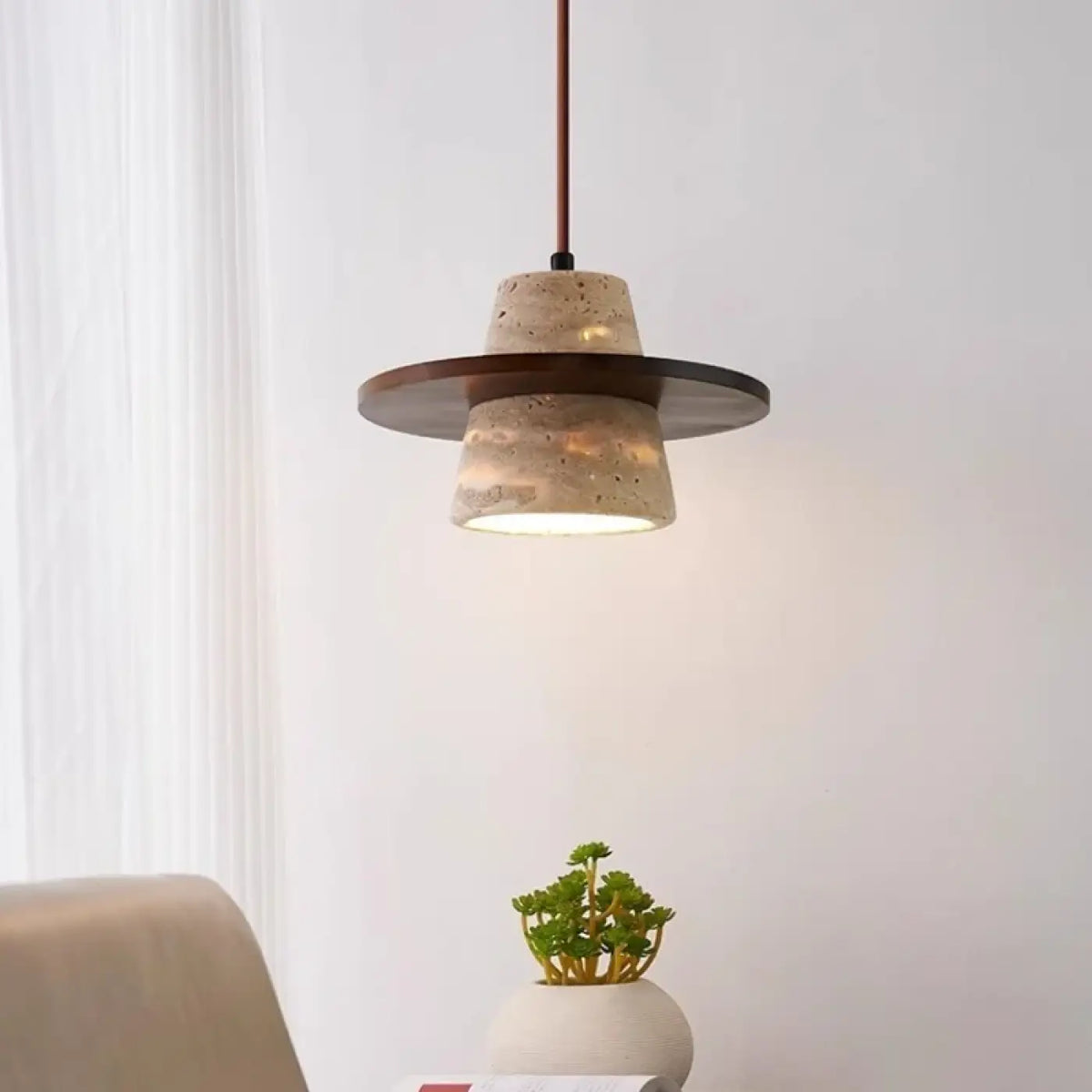 Suspension en Pierre Beige et Bois Foncé – Denelle