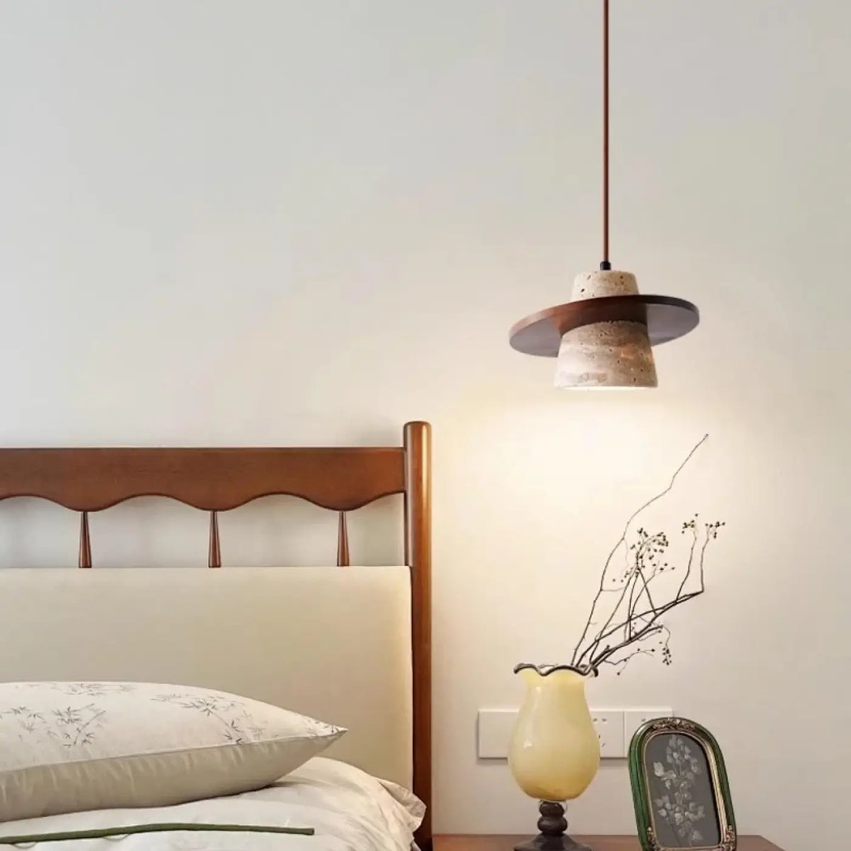 Suspension en Pierre Beige et Bois Foncé – Denelle