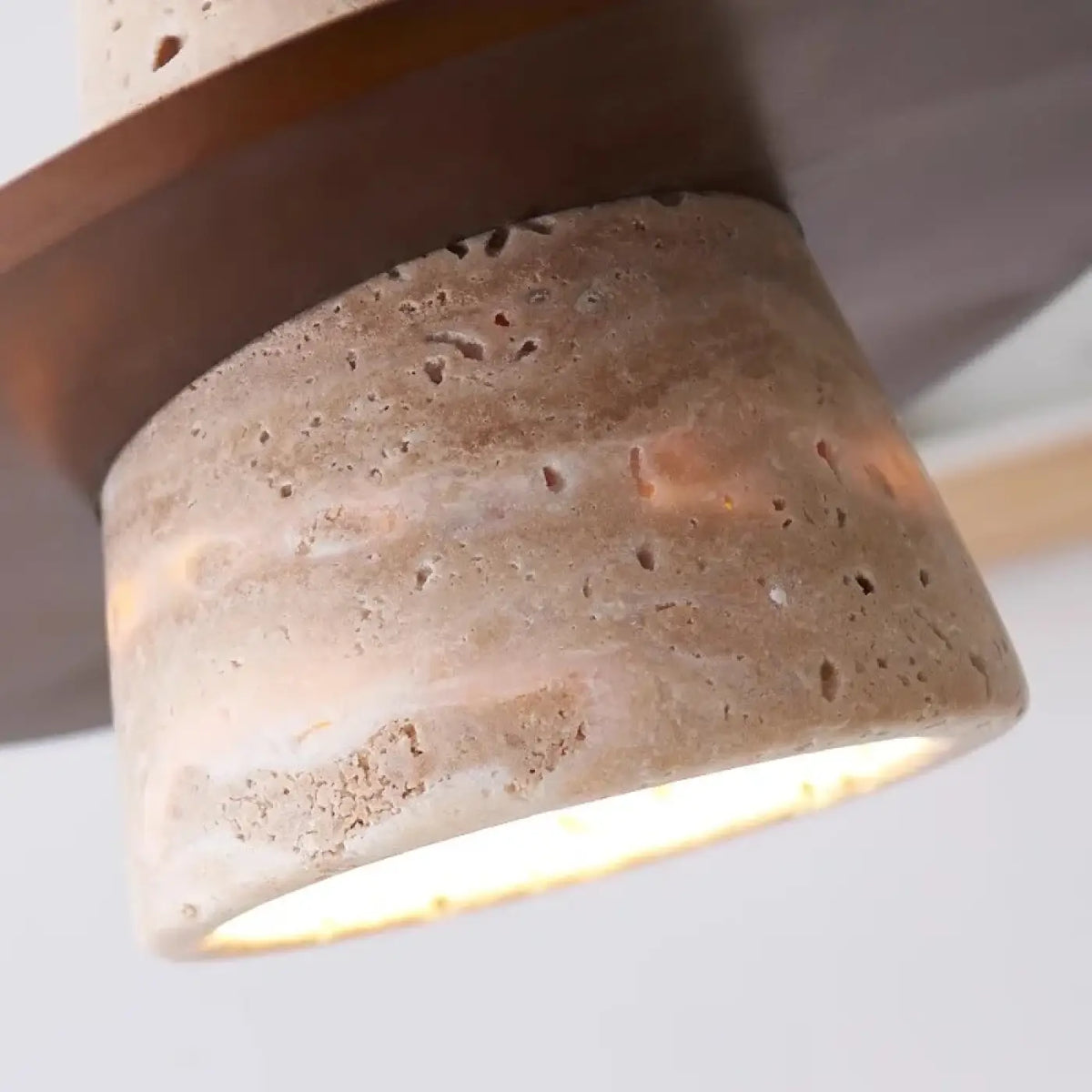 Suspension en Pierre Beige et Bois Foncé – Denelle