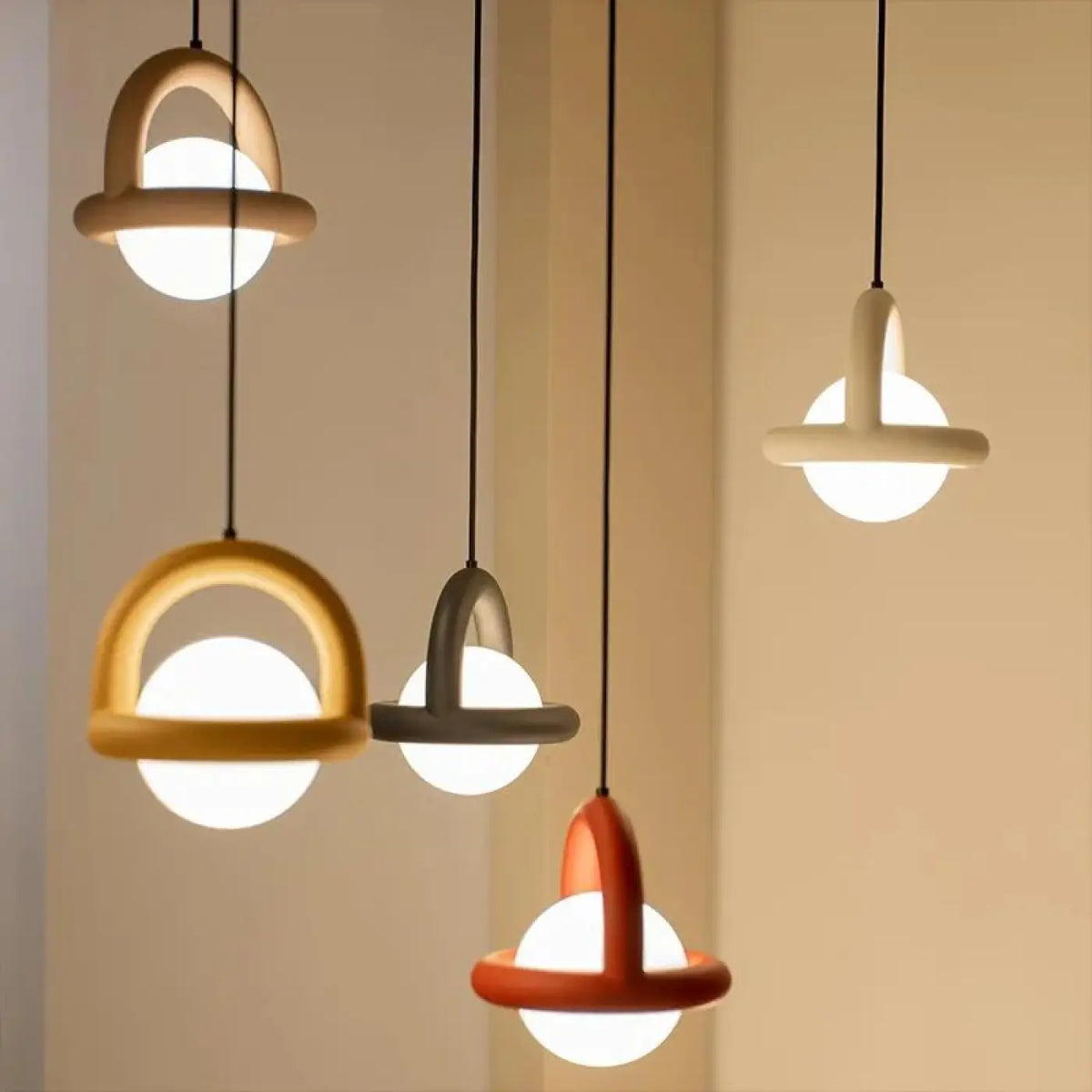 Suspension Globe LED et Anneau Coloré – Tévis