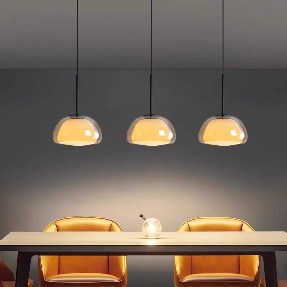 Suspension Trois Globes Opalins Barre Noire – Rénio