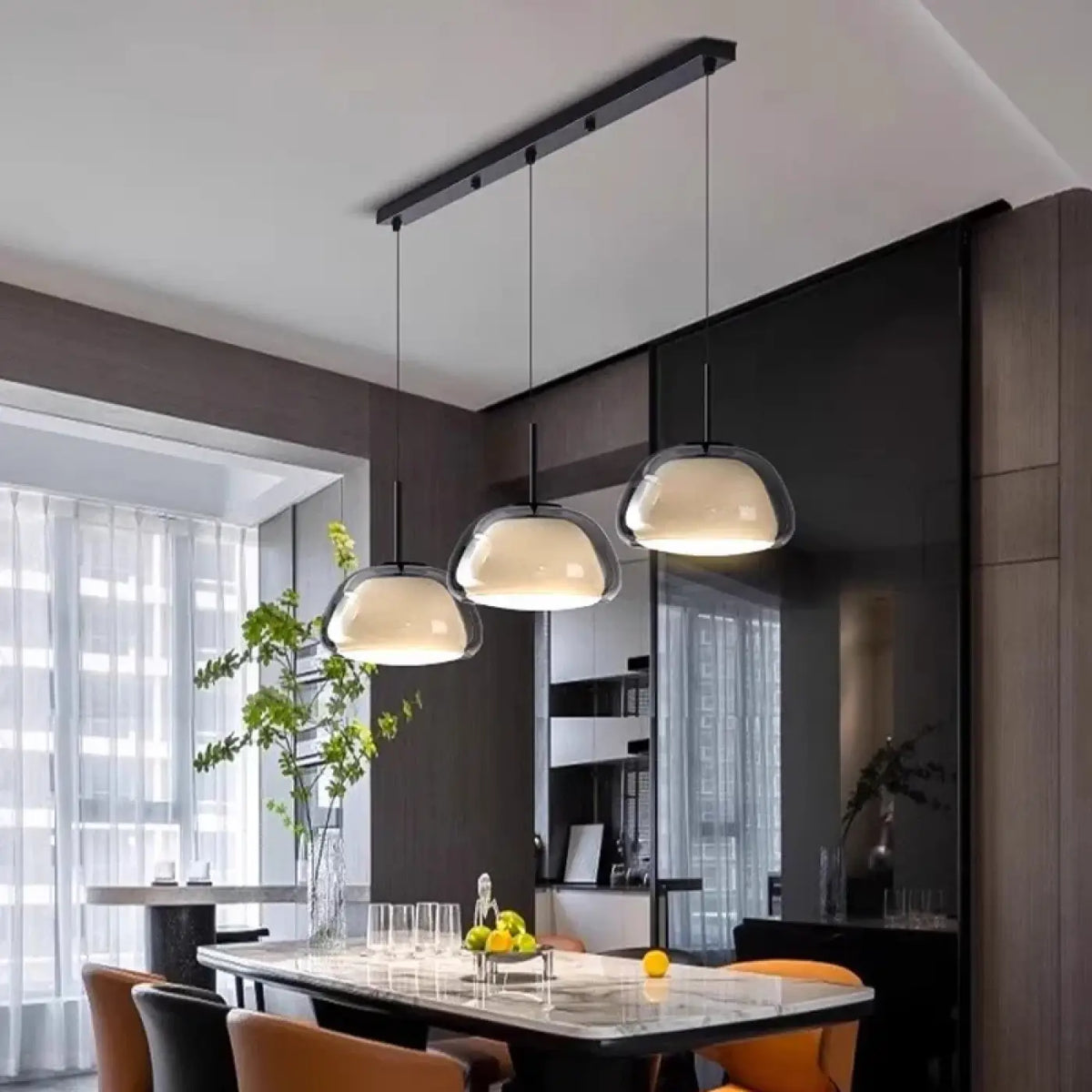Suspension Trois Globes Opalins Barre Noire – Rénio