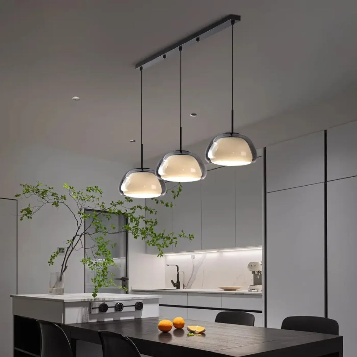 Suspension Trois Globes Opalins Barre Noire – Rénio