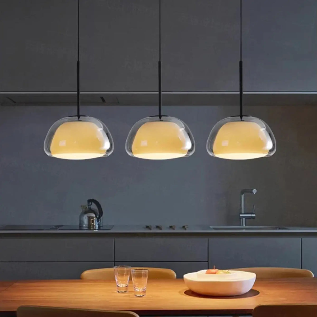Suspension Trois Globes Opalins Barre Noire – Rénio