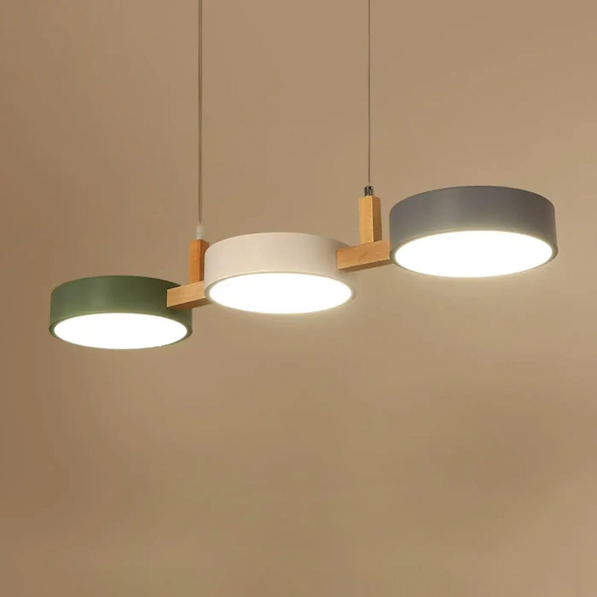 Suspension Nordique Triple Rond en Bois – Brevane