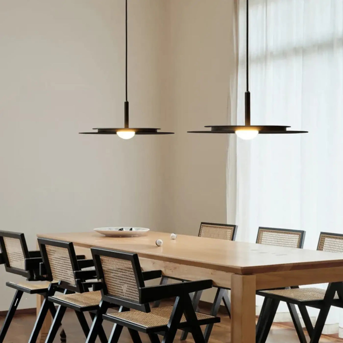 Suspension Plate en Métal Noir et Rouge – Fosio